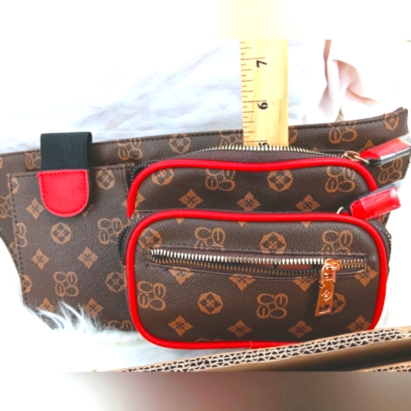 The SHOW STOPPER Fanny Pack - Picture 8 of 16